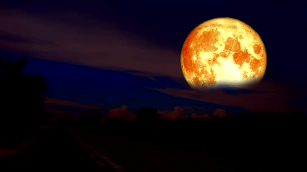 Кров'яний місяць над залізничною станцією в нічному небі час лаз — стокове відео