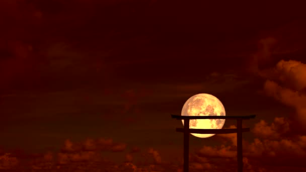 Bulan darah bergerak melewati kembali torii kayu dan awan di langit oranye malam — Stok Video