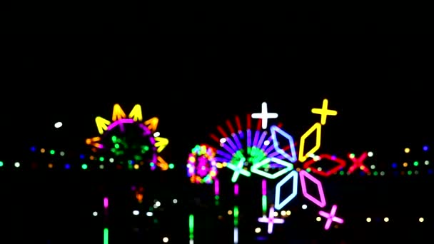 Multi Color reuzenrad neon licht in nachtmarkt Fair — Stockvideo