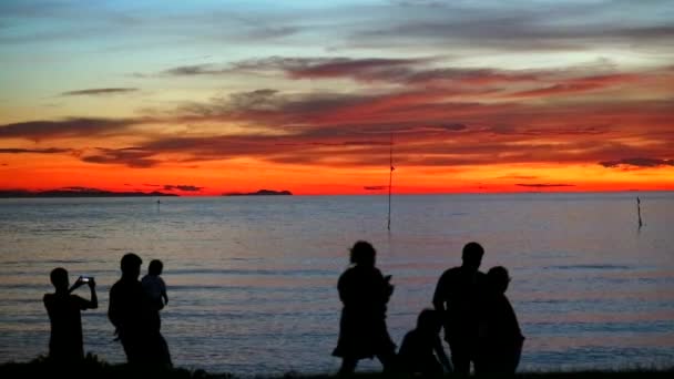 Familj ta foto solnedgång på havet och gå på Beach2 — Stockvideo