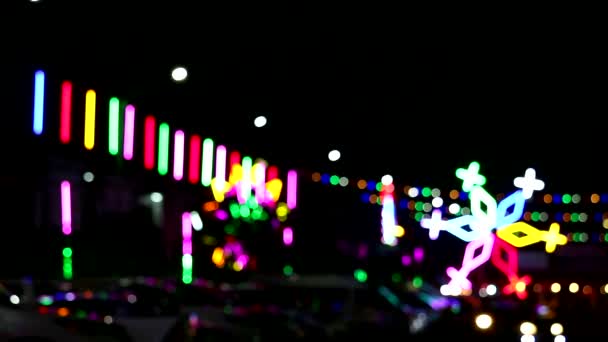 Mehrfarbiges Riesenrad-Neonlicht auf Parkplatz bei Nachtmarkt — Stockvideo