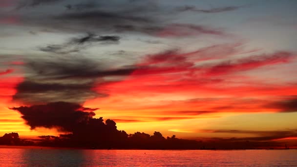 Röd flamma solnedgång på Orange himmel och mörkt rött moln på havet — Stockvideo