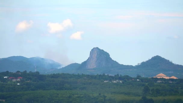 Zachte mist rook terug heuvel en Boeddha op klif en berg achtergrond — Stockvideo