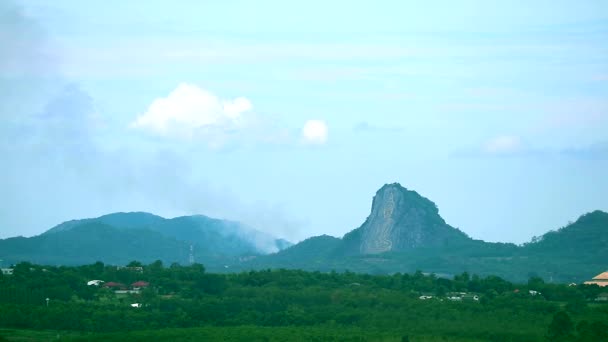 Humo espalda colina tiempo lapso y buddha en acantilado y montaña fondo — Vídeos de Stock