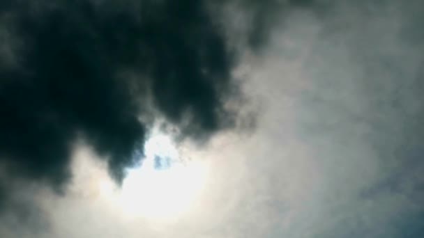 soleil retour silhuoette sombre tempête nuages fois lapse 