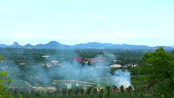 Templo y humo espalda colina y montaña claro cielo fondo — Vídeos de Stock