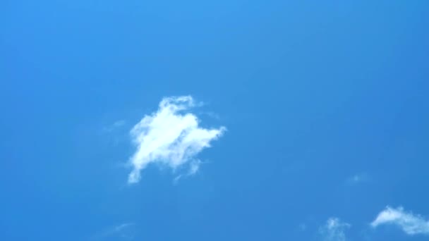 Clear dark blue sky white cloud moving and disappear — Stock Video