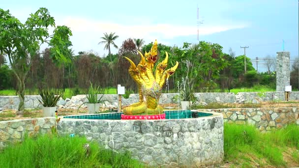Naga bahçede havuz üzerinde beş baş çeşme — Stok video