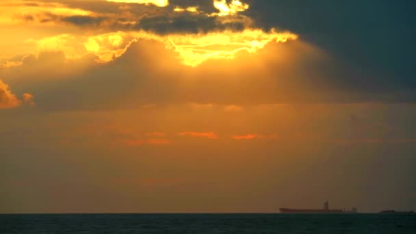 Solljus och Ray tillbaka silhuett Dark Cloud Sunset Sky — Stockvideo