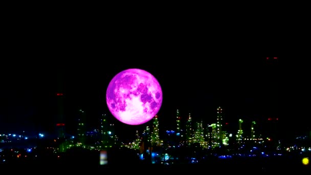 분홍색 수확 달 이동 패스 빛 정유 공장과 어두운 밤 하늘 — 비디오