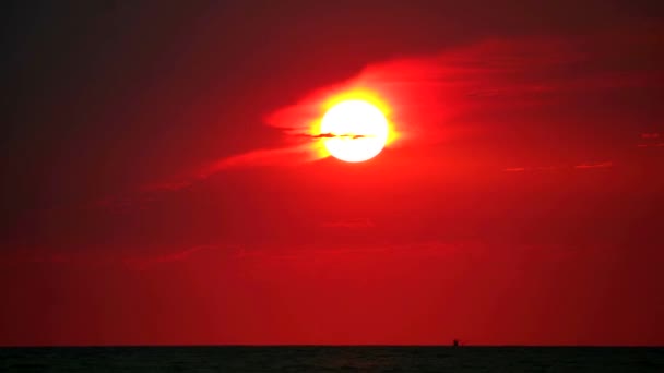 Deniz ve balıkçı teknesi hareketli üzerinde günbatımı geri siluet kırmızı bulut — Stok video