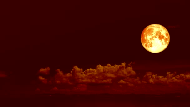 Super mouvement de lune de sang sur le ciel rouge de nuit et le nuage rouge roulant — Video