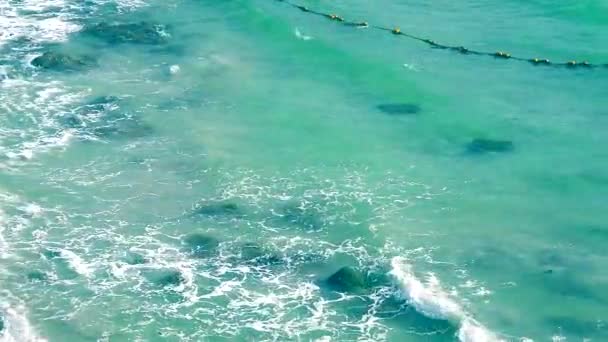 Vague sur l'onde de mer à la côte par le vent fort et la bouée dans l'eau — Video