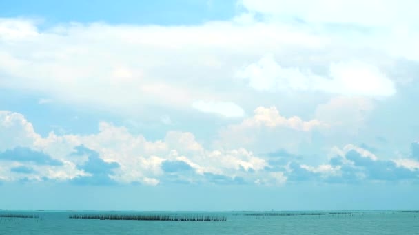 Nuvem branca e cinza movendo-se passar fazenda ostra no mar — Vídeo de Stock