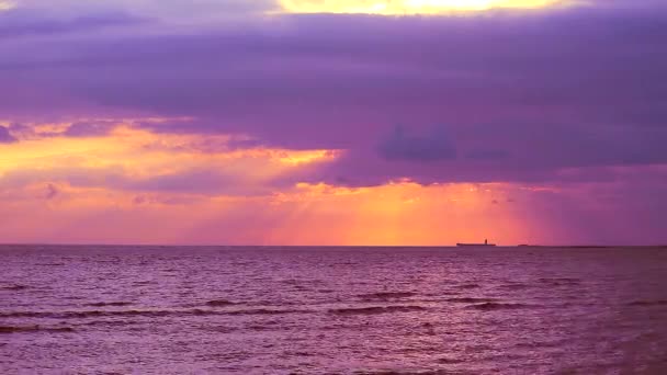 Tanrı cennetten korusun güneş ışığı gün batımı geri denizde turuncu bulut üzerinde — Stok video