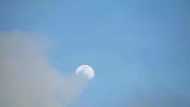 Media luna en el cielo azul y la nube oscura en movimiento pasar — Vídeos de Stock