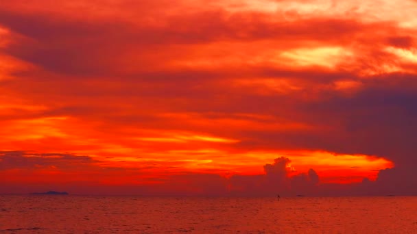 Röd solnedgång röd mörkröd himmel och moln flyttar på havet — Stockvideo