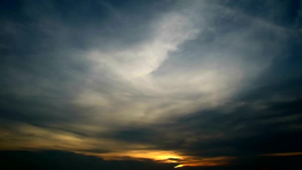 Atardecer cielo espalda oscura tormenta nube en temporada de lluvias — Vídeos de Stock