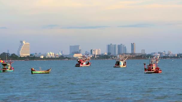 Dos barcos pesqueros fueron estacionados debido a las fuertes olas en el tiempo de puesta del sol del mar — Vídeos de Stock