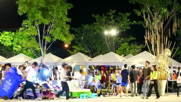 Τσόνμπουρι Ταϊλάνδης-Σεπ 1 2019, οι άνθρωποι ψωνίζουν στη νυχτερινή αγορά και χαλαρώνουν το Σαββατοκύριακο — Αρχείο Βίντεο