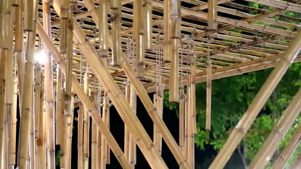 Många bitar av bambu var dekorerade på balkongen på natten — Stockvideo