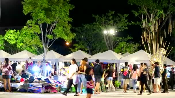 Chonburi Thailandia - 1 settembre 2019, le persone fanno shopping nel mercato notturno nel fine settimana — Video Stock