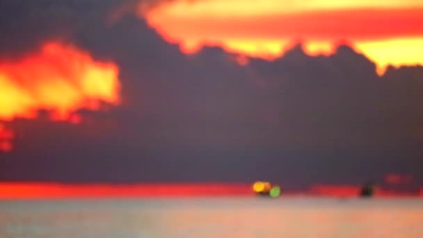Pôr do sol volta silhueta vermelho nuvem chama céu no mar1 — Vídeo de Stock