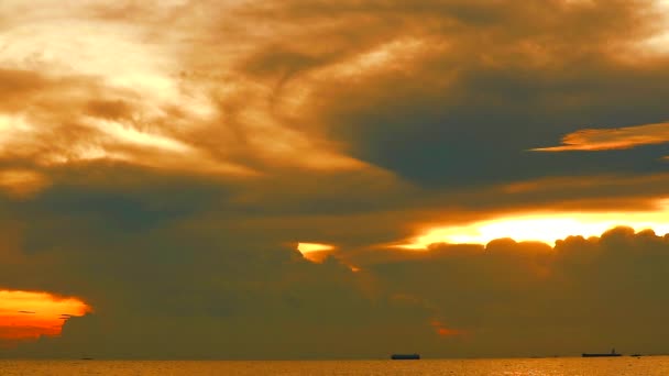 Zonsondergang oranje rode vlam op de lucht en donker rode wolk op zee — Stockvideo
