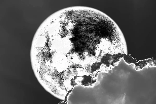 Abstrakte Vollernteblutmond zurück auf Silhouette Wolke auf Sonne — Stockfoto