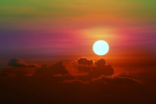 Renkli yığın kırmızı günbatımı bulut ve güneş gökyüzünde — Stok fotoğraf