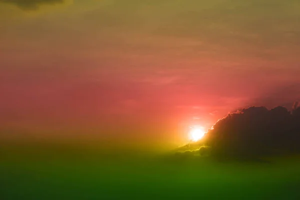 Colorido del amanecer en la silueta cielo nuboso y rayo arco iris — Foto de Stock