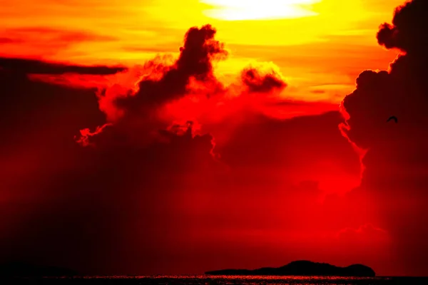 Coloré du lever du soleil sur silhouette nuage ciel bateau de pêche et sur — Photo