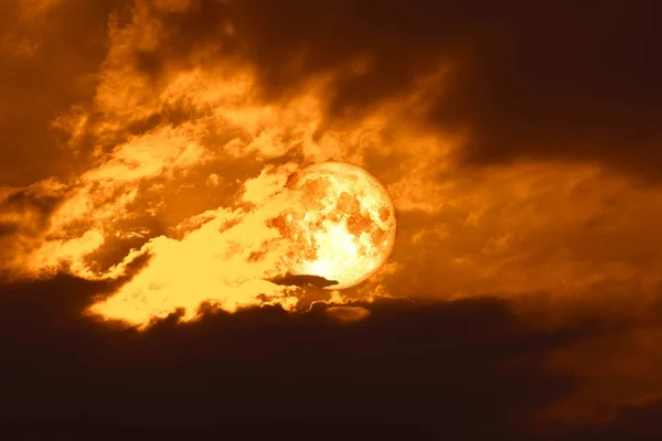 日没の空にシルエット雲に戻って完全な収穫の血の月 — ストック写真