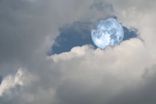 Colheita cheia lua azul de volta na nuvem silhueta no céu por do sol — Fotografia de Stock