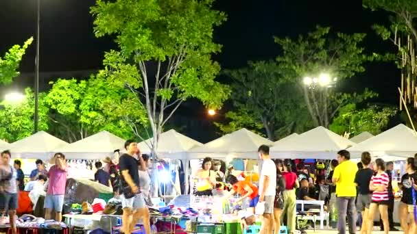 Sfocatura delle persone stanno facendo shopping nel mercato notturno time lapse — Video Stock