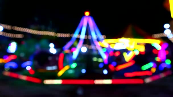 Blur Carousel gördülő Neonfény az éjszakai vásáron — Stock videók