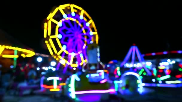 Carrossel e roda gigante e luz de néon rolante na feira do mercado noturno — Vídeo de Stock