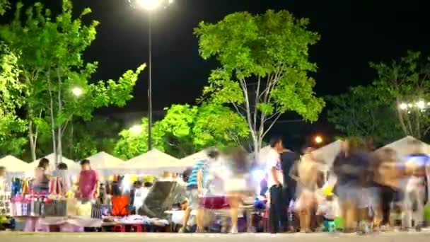 Menschen kaufen im Zeitraffer auf dem Nachtmarkt ein — Stockvideo