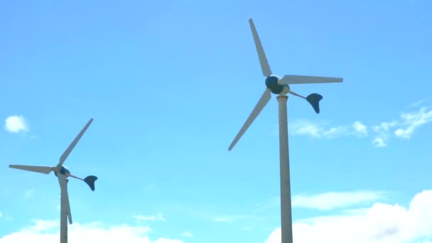 Větrné turbíny se otáčejí, aby generovala elektřinu modrou oblohu bílou cloud1 — Stock video