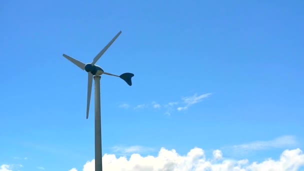 Vindkraftverk snurrar för att generera elektricitet Blue Sky White Cloud — Stockvideo
