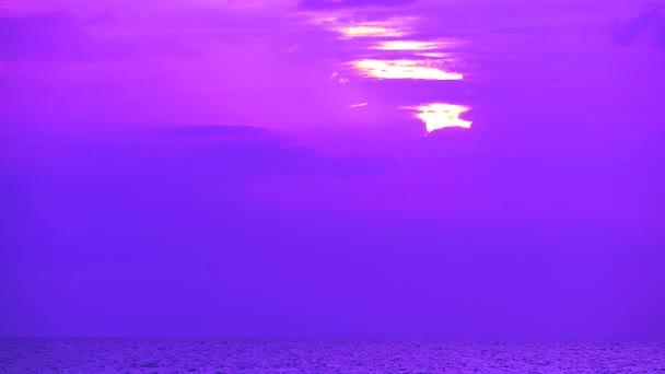 Sunset and sun ray back on purple cloud orange sky over the sea — Stok Video