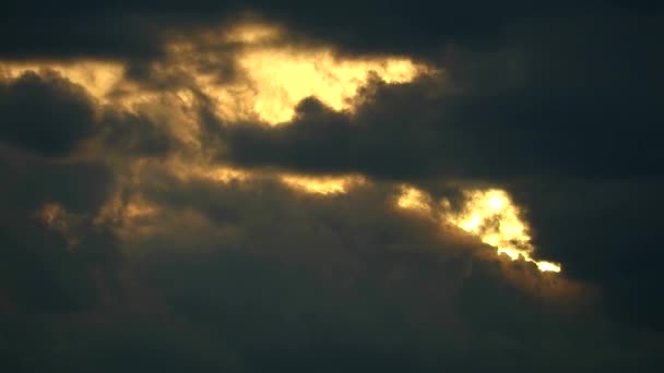 Захід сонця помаранчева жовта хмара неба, що рухається на силуетній хмарі шторму — стокове відео