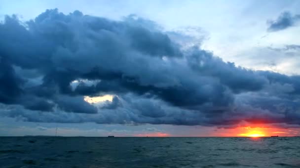 Sonnenuntergang dunkler Himmel Gewitterwolke bewegt sich auf See — Stockvideo