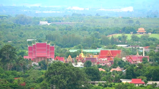 Tempel op het platteland is omgeven door de natuur, zijn er veel agrarische areas1 — Stockvideo