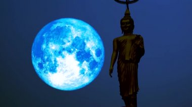 süper mavi hasat ay gece gökyüzü ve siluet buda hareket