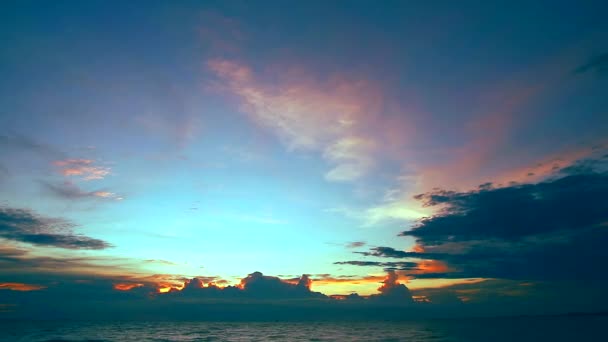 Escuro vermelho pôr-do-sol céu nuvem e luz solar de volta na silhueta azul céu laranja — Vídeo de Stock