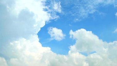 saf açık mavi gökyüzü arka plan ve rüzgar hareket eden beyaz bulut