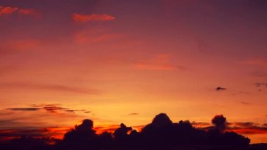 akşam gün batımı ve güneş ışığı geri gökyüzünde gökyüzünde kırmızı bulut üzerinde