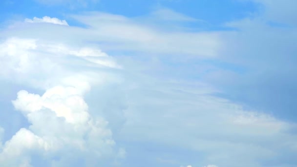 Cielo azul claro puro y nube de montón blanco que se mueve por el viento — Vídeo de stock