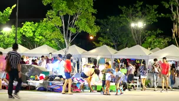 Sfocatura delle persone stanno facendo shopping nel mercato notturno e rilassarsi nel fine settimana — Video Stock